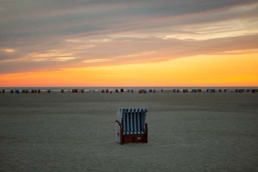 Strandkorb im Sonnenuntergang